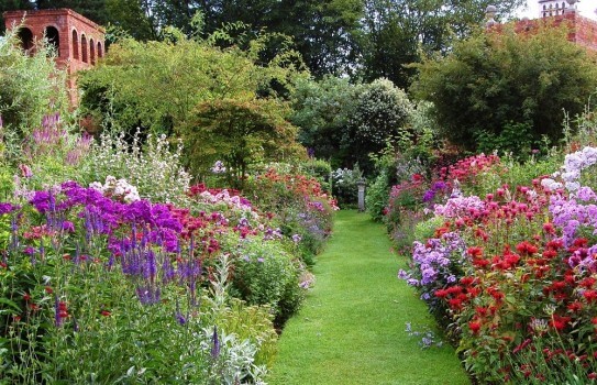 stone-house-cottage-garden_e3d6eb6364b591bf48ff1e3484f1dc23