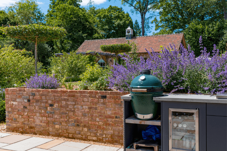 spring garden inspiration for hedgerows